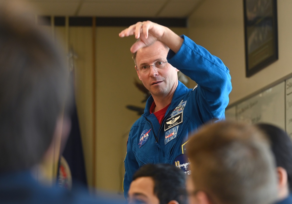 Col Hague Talks with Cadets