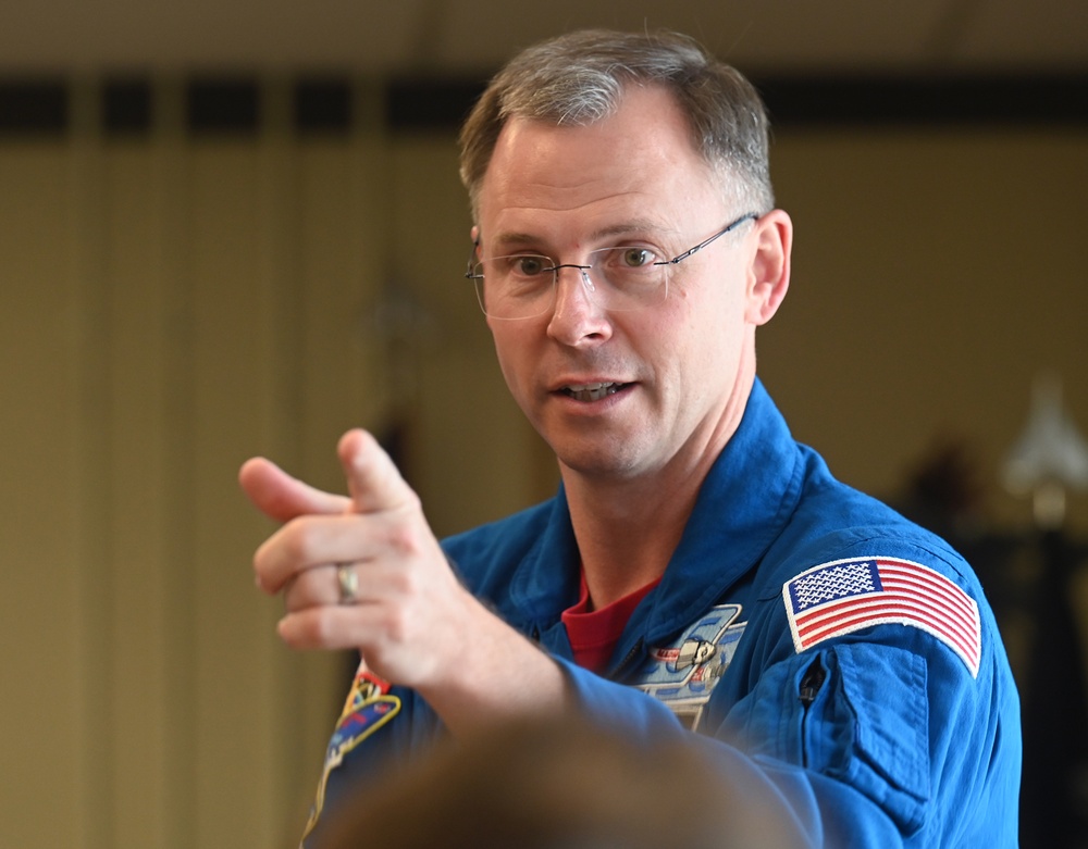 Col Hague Talks with Cadets