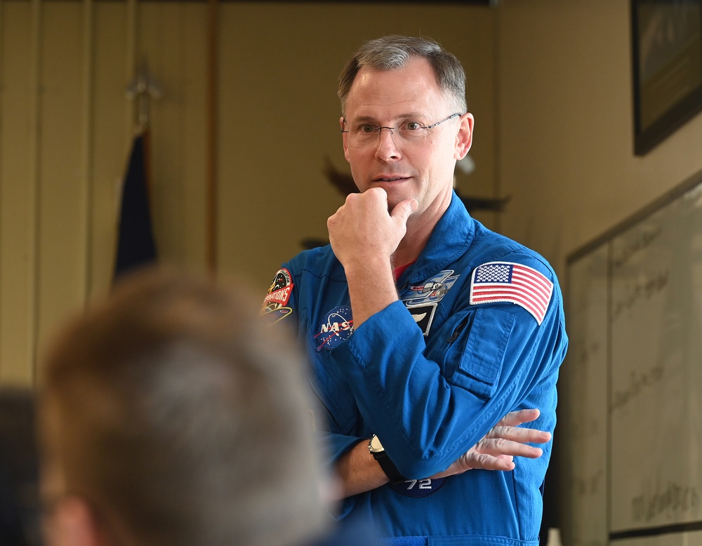 Col Hague Talks with Cadets