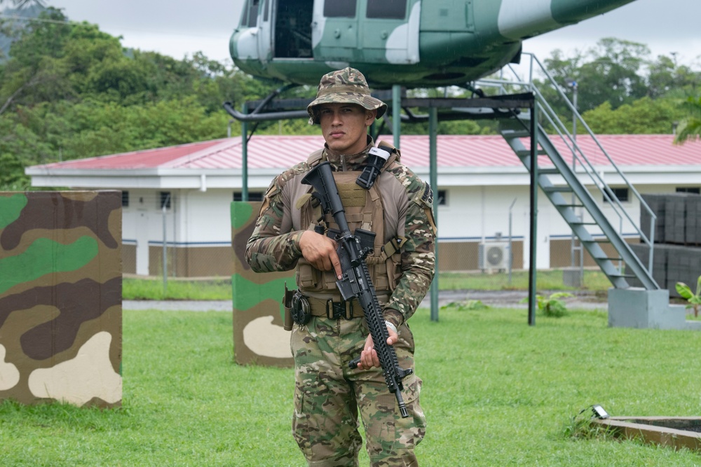 2d Marine Regiment Marines train with Panamá’s Servicio Nacional Aeronaval