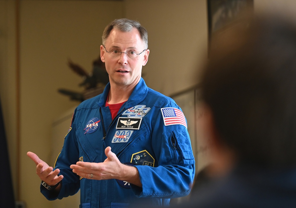Col Hague Talks with Cadets