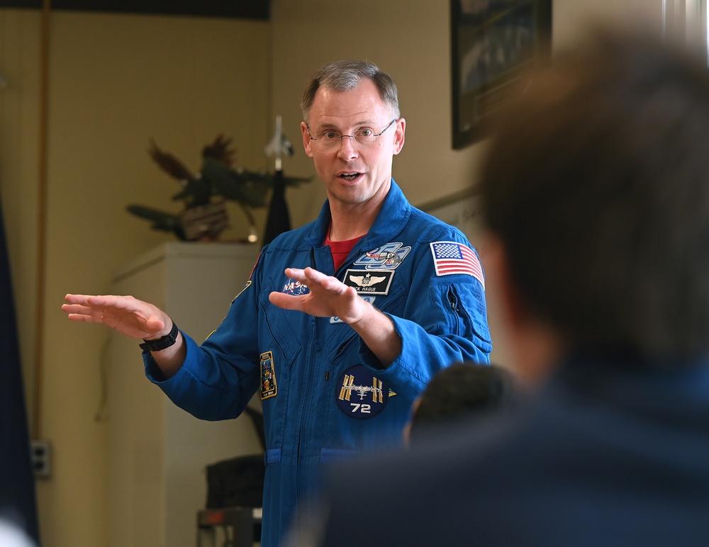 Col Hague Talks with Cadets