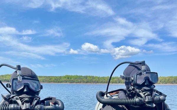 US Navy EOD, Canadian Clearance Divers Operate Together