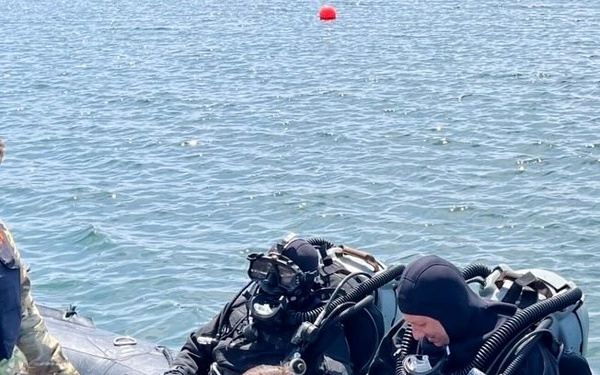 US Navy EOD, Canadian Clearance Divers Operate Together