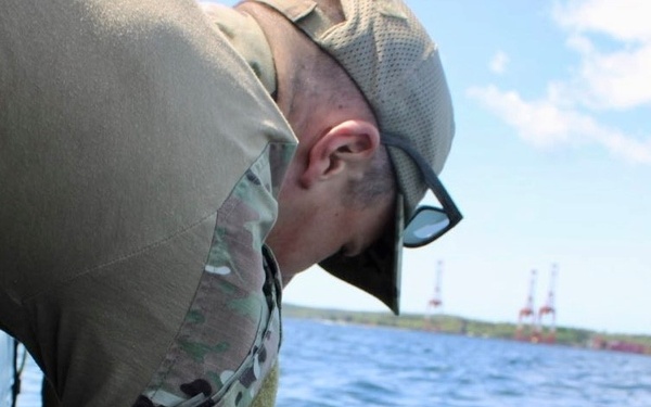 US Navy EOD, Canadian Clearance Divers Operate Together