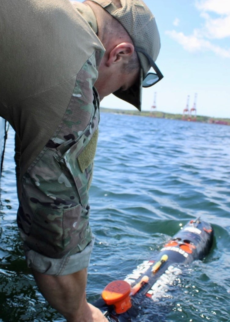 US Navy EOD, Canadian Clearance Divers Operate Together