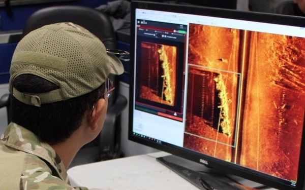 US Navy EOD, Canadian Clearance Divers Operate Together