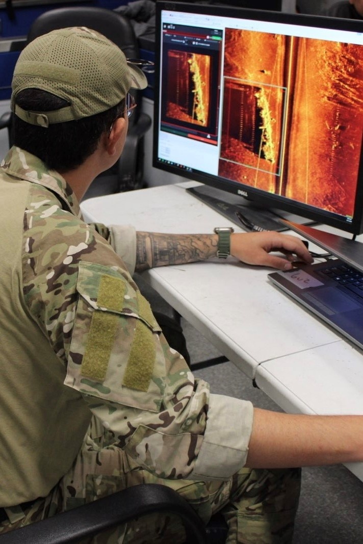 US Navy EOD, Canadian Clearance Divers Operate Together