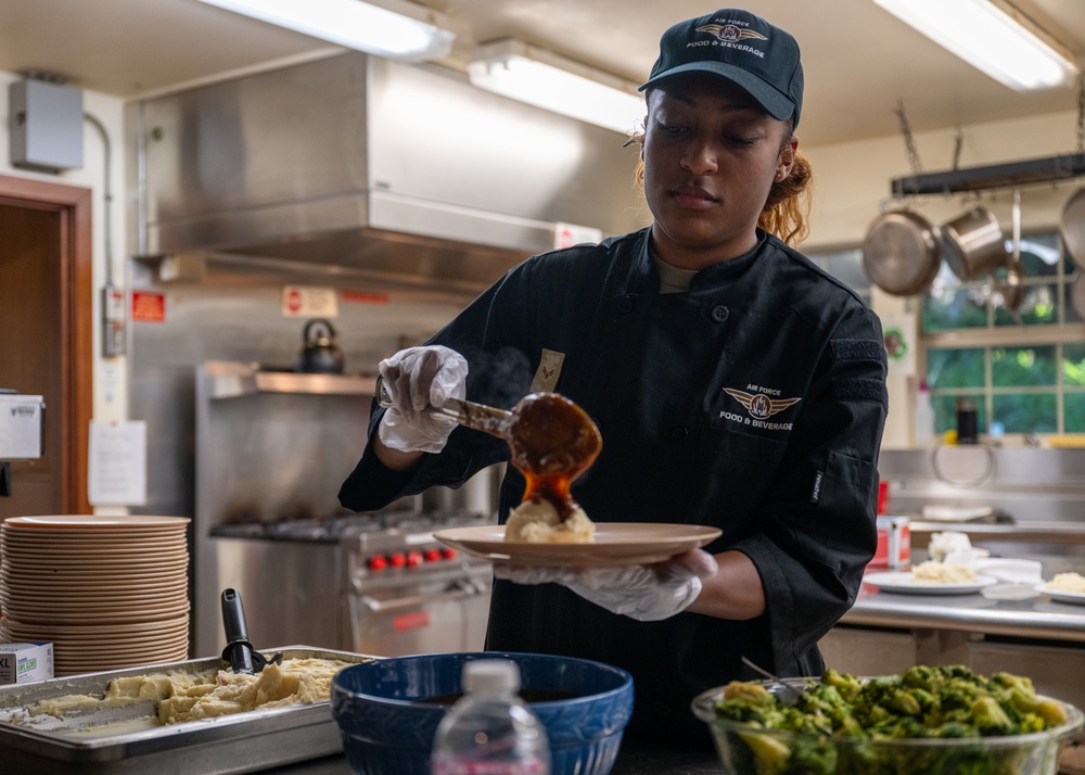 Reservists overcome adversity, operate field kitchen in Redwoods