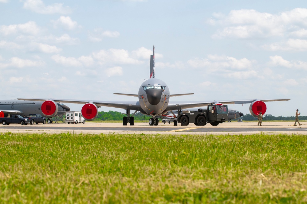 KC-135 Stratotanker Towing