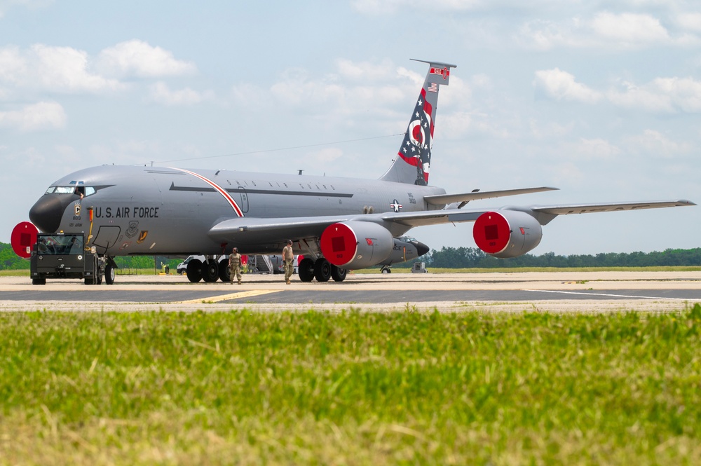 KC-135 Stratotanker Towing