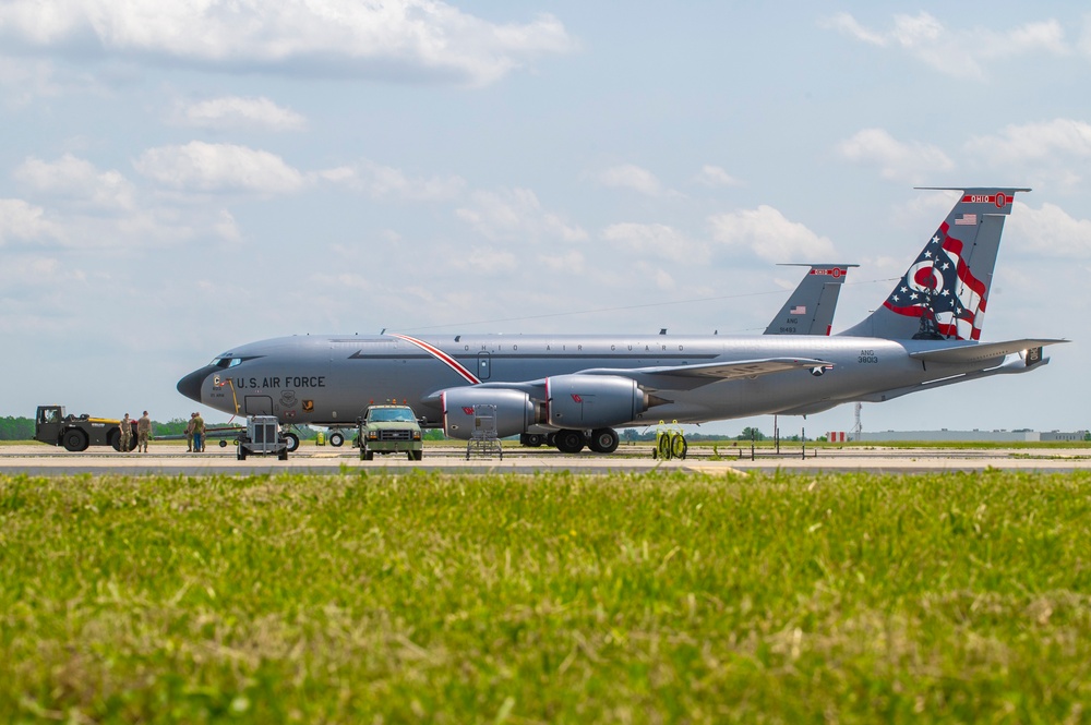 KC-135 Stratotanker Towing