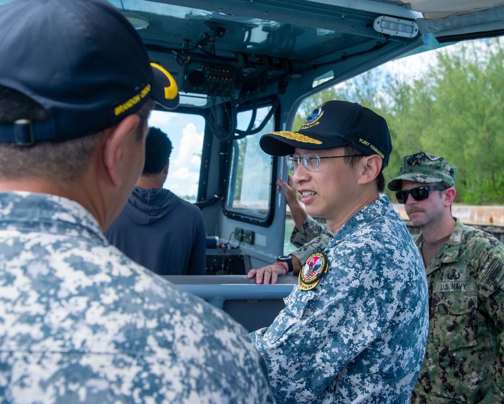 Republic of Singapore Navy Visits EODMU 5