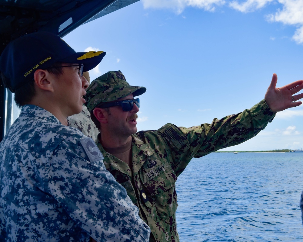 Republic of Singapore Navy Visits EODMU 5
