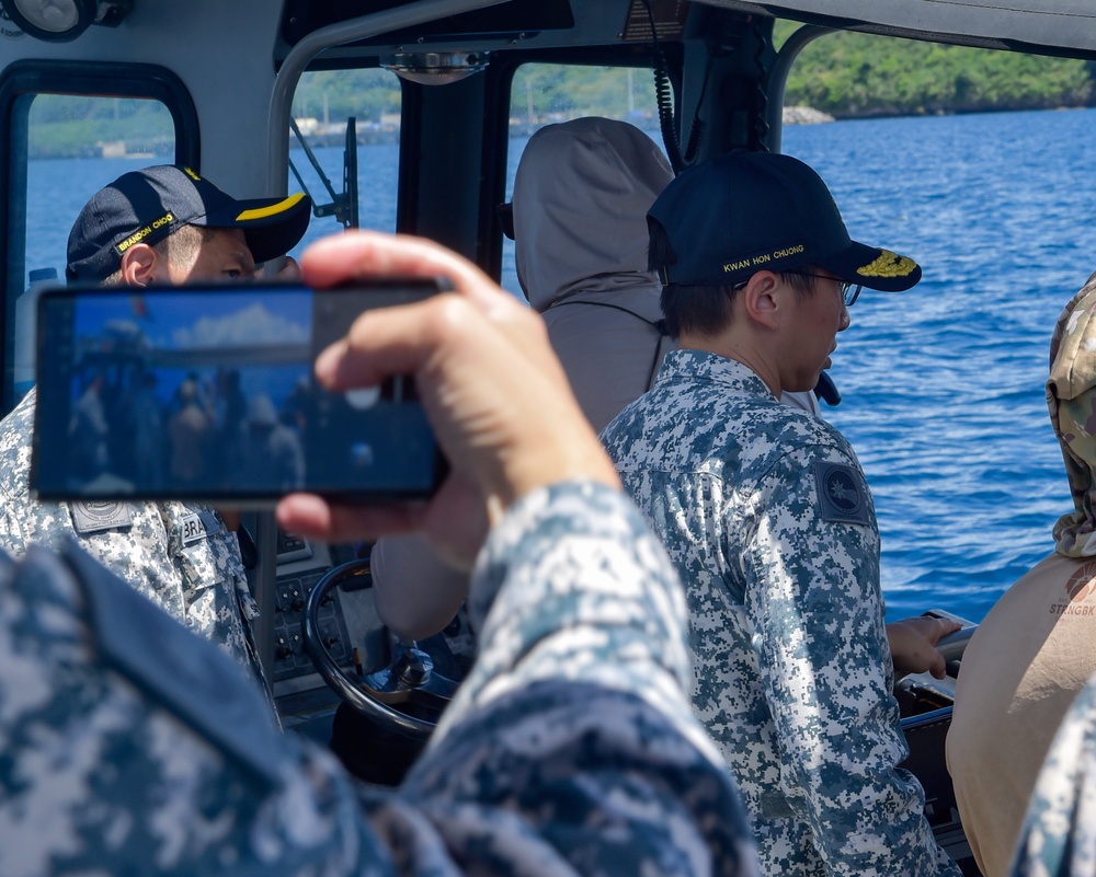 Republic of Singapore Navy Visits EODMU 5