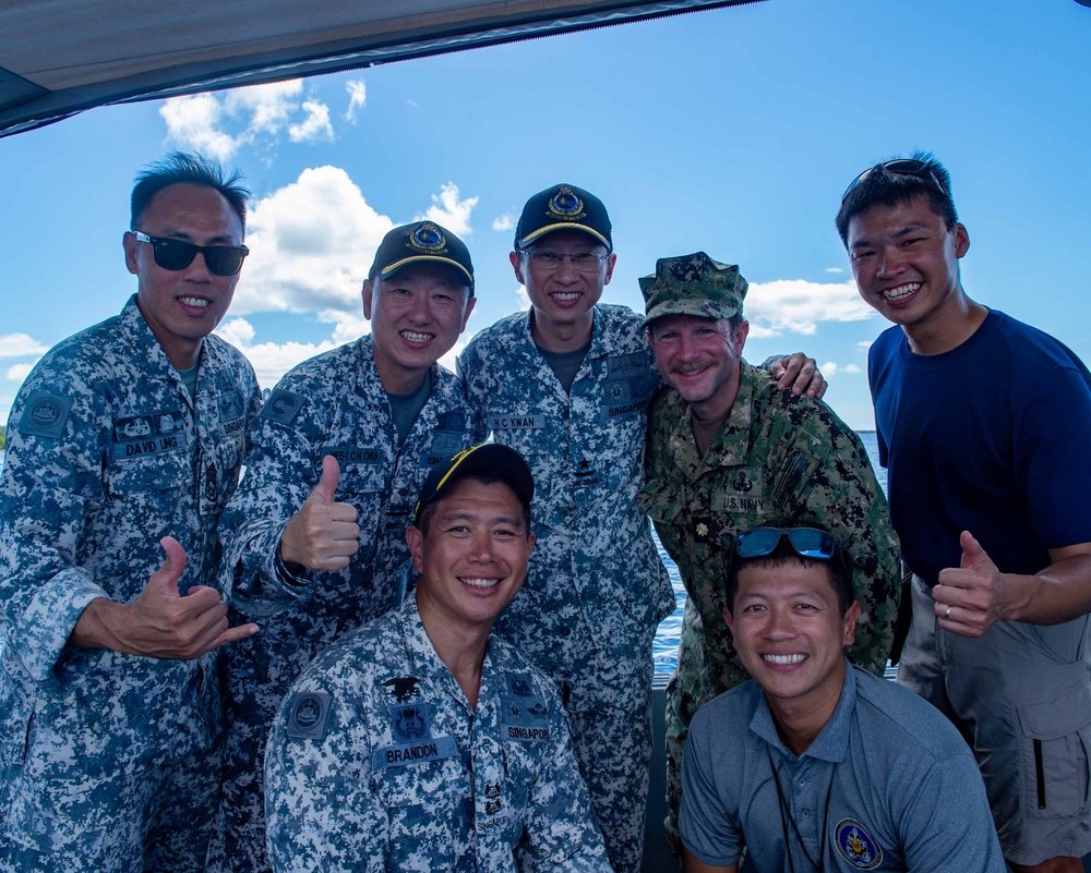 Republic of Singapore Navy Visits EODMU 5