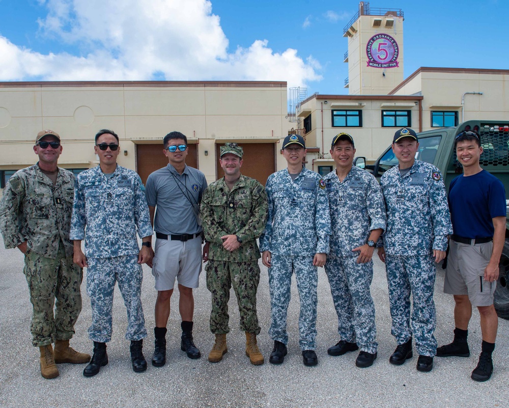 Republic of Singapore Navy Visits EODMU 5