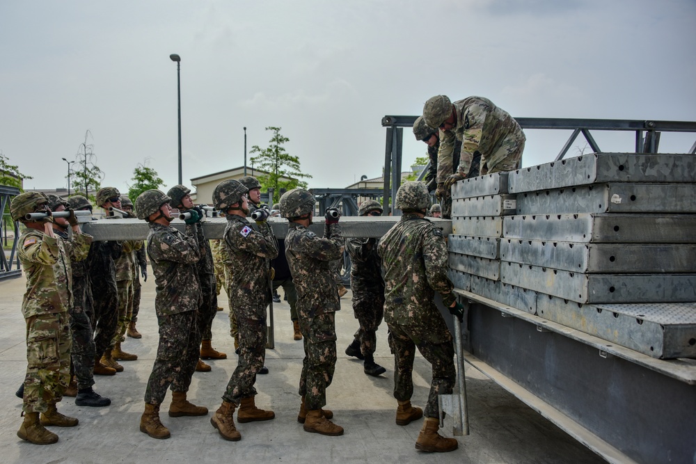 U.S. Army 11th Engineer Battalion and ROK army 1117th Engineer Group conduct joint bridge building training.