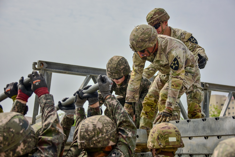 U.S. Army 11th Engineer Battalion and ROK army 1117th Engineer Group conduct joint bridge building training.