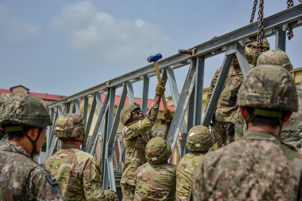 U.S. Army 11th Engineer Battalion and ROK army 1117th Engineer Group conduct joint bridge building training.