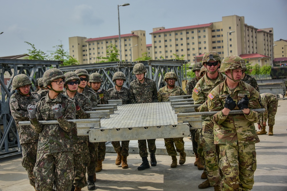U.S. Army 11th Engineer Battalion and ROK army 1117th Engineer Group conduct joint bridge building training.