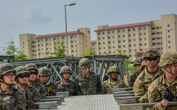 U.S. Army 11th Engineer Battalion and ROK army 1117th Engineer Group conduct joint bridge building training.