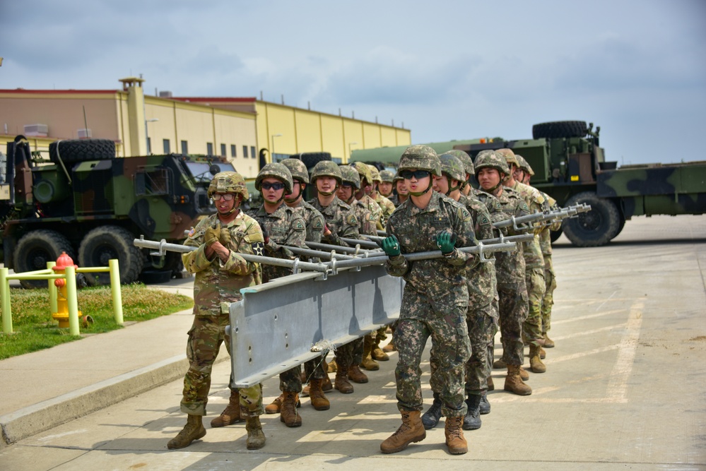 U.S. Army 11th Engineer Battalion and ROK army 1117th Engineer Group conduct joint bridge building training.