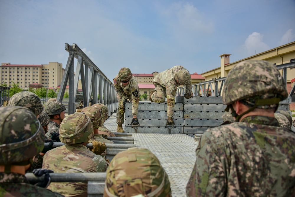 U.S. Army 11th Engineer Battalion and ROK army 1117th Engineer Group conduct joint bridge building training.