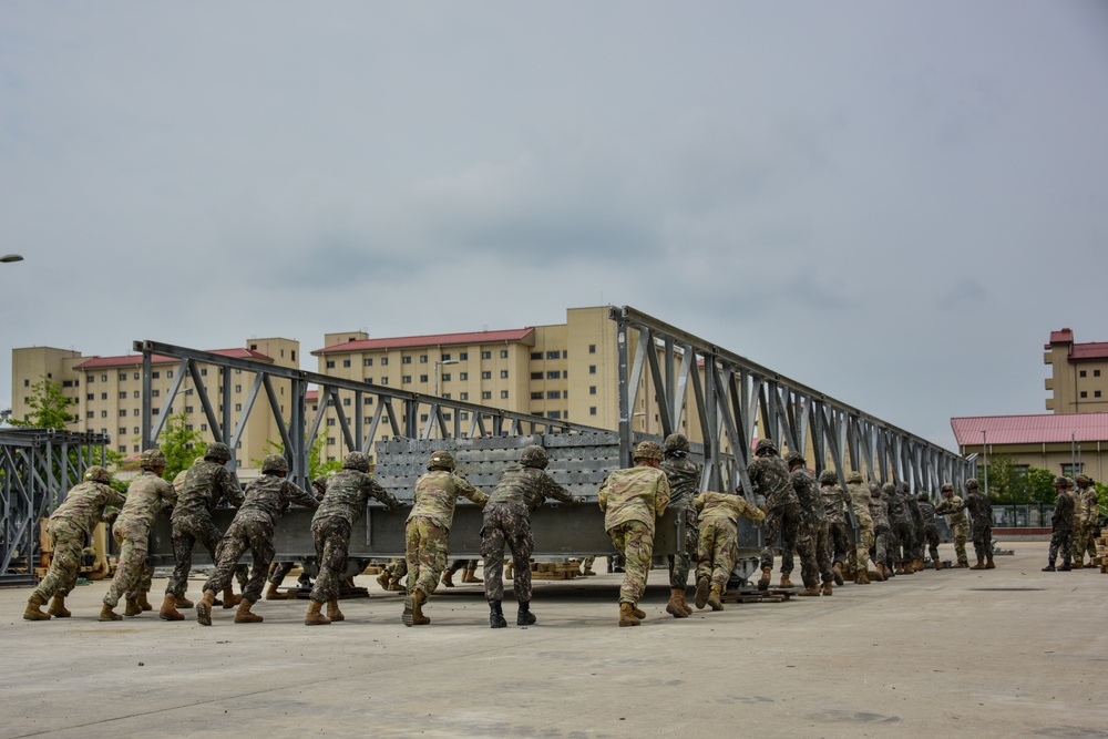 U.S. Army 11th Engineer Battalion and ROK army 1117th Engineer Group conduct joint bridge building training.