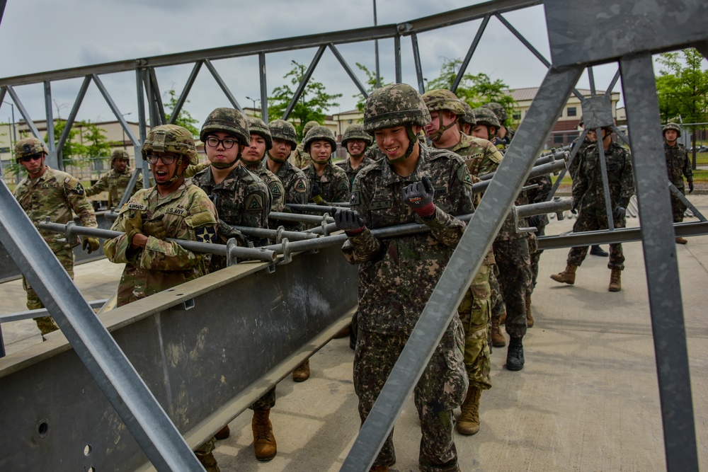U.S. Army 11th Engineer Battalion and ROK army 1117th Engineer Group conduct joint bridge building training.