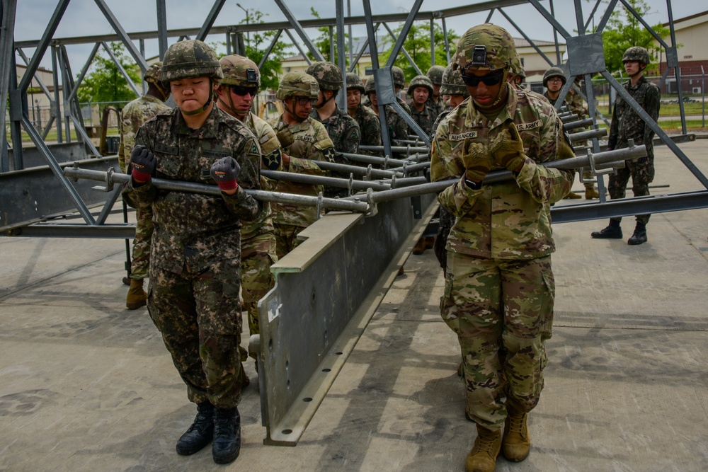U.S. Army 11th Engineer Battalion and ROK army 1117th Engineer Group conduct joint bridge building training.