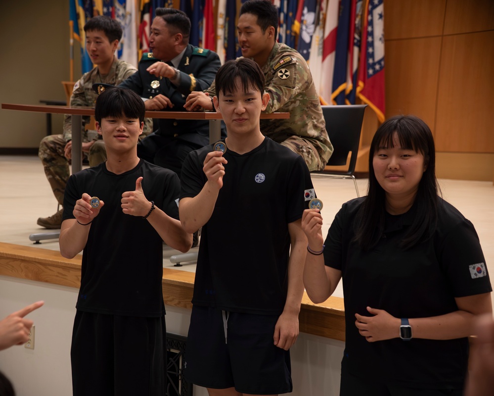 Future ROK military members Learn about ROK-U.S. alliance