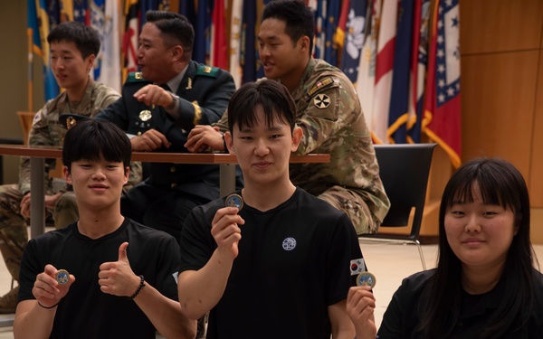 Future ROK military members Learn about ROK-U.S. alliance