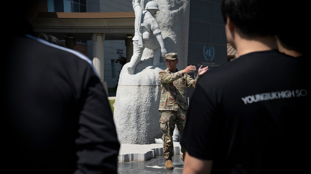 Future ROK military members Learn about ROK-U.S. alliance
