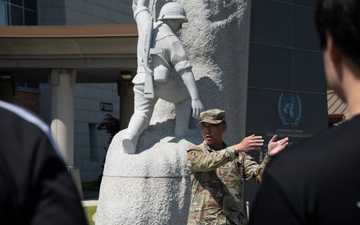 Future ROK military members Learn about ROK-U.S. alliance