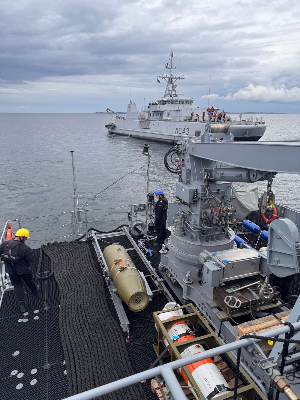 FGS Datteln neutralizes a Danish mine during BALTOPS 25