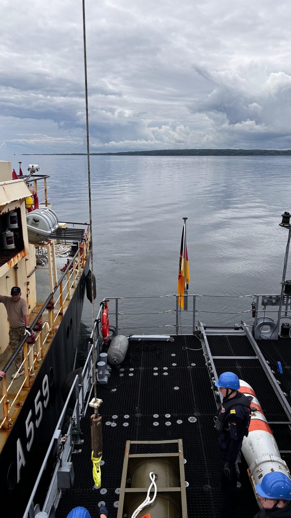 FGS Datteln neutralizes a Danish mine during BALTOPS 25