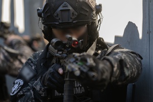 Marines train in close quarters to defend threats to the air station (Radio News)