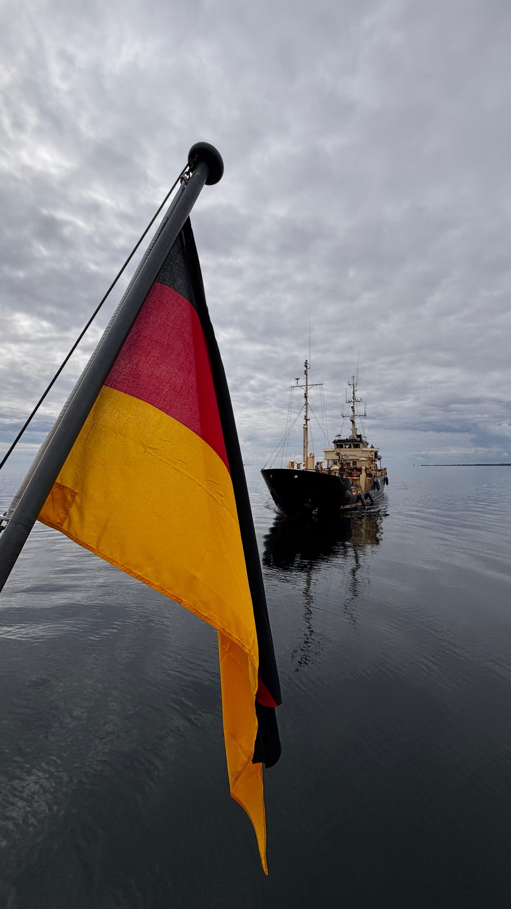 FGS Datteln neutralizes a Danish mine during BALTOPS 25