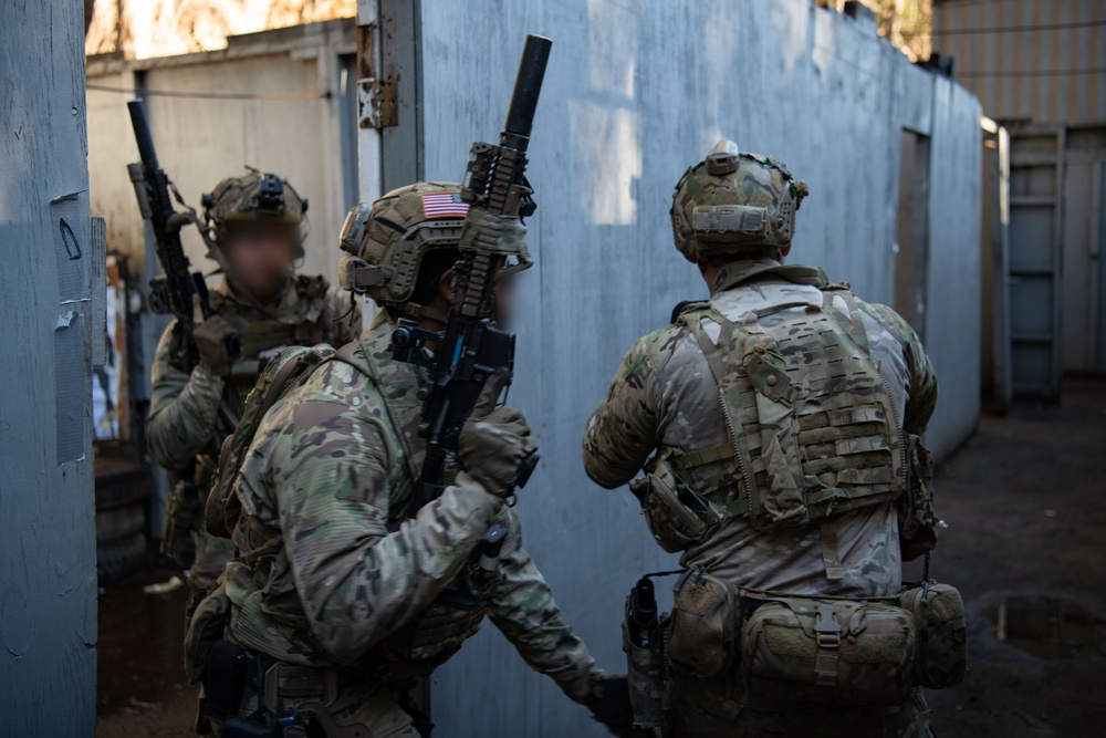 U.S. Navy SEALs, Chilean Navy SF, SOF Conduct Close Quarters Combat Training