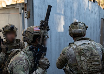 U.S. Navy SEALs, Chilean Navy SF, SOF Conduct Close Quarters Combat Training
