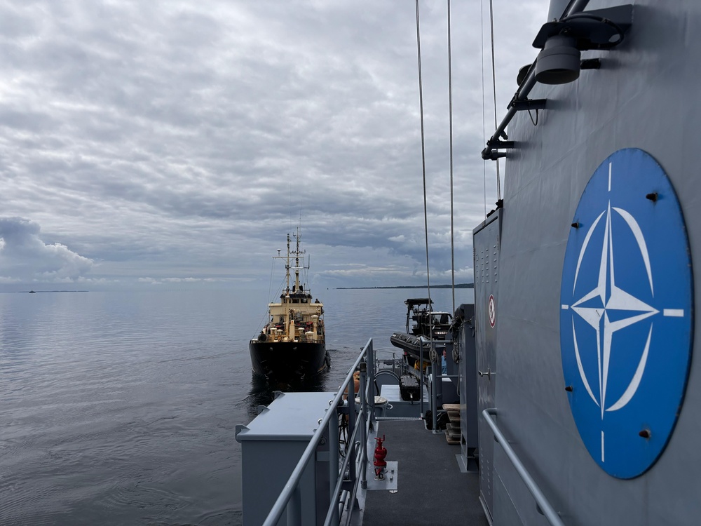 FGS Datteln neutralizes a Danish mine during BALTOPS 25