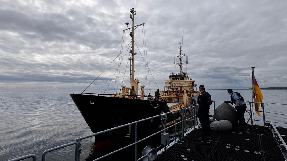 FGS Datteln neutralizes a Danish mine during BALTOPS 25