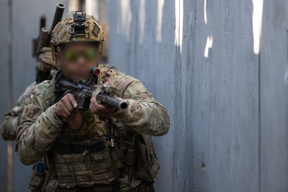U.S. Navy SEALs, Chilean Navy SF, SOF Conduct Close Quarters Combat Training