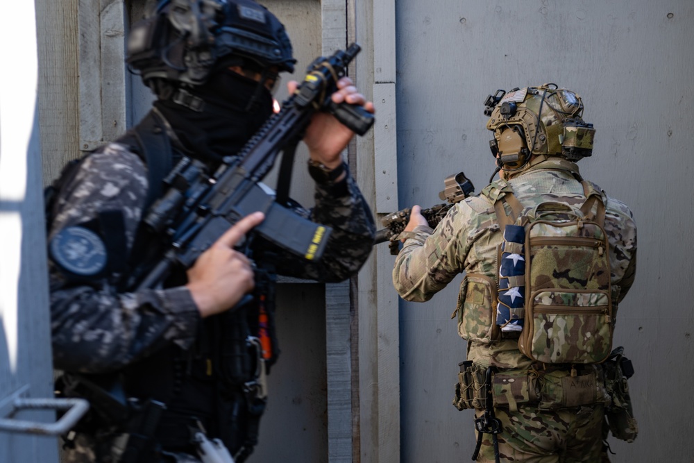 U.S. Navy SEALs, Chilean Navy SF, SOF Conduct Close Quarters Combat Training