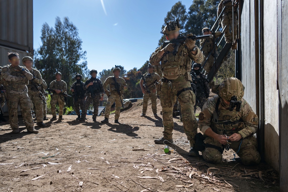 U.S. Navy SEALs, Chilean Navy SF, SOF Conduct Close Quarters Combat Training