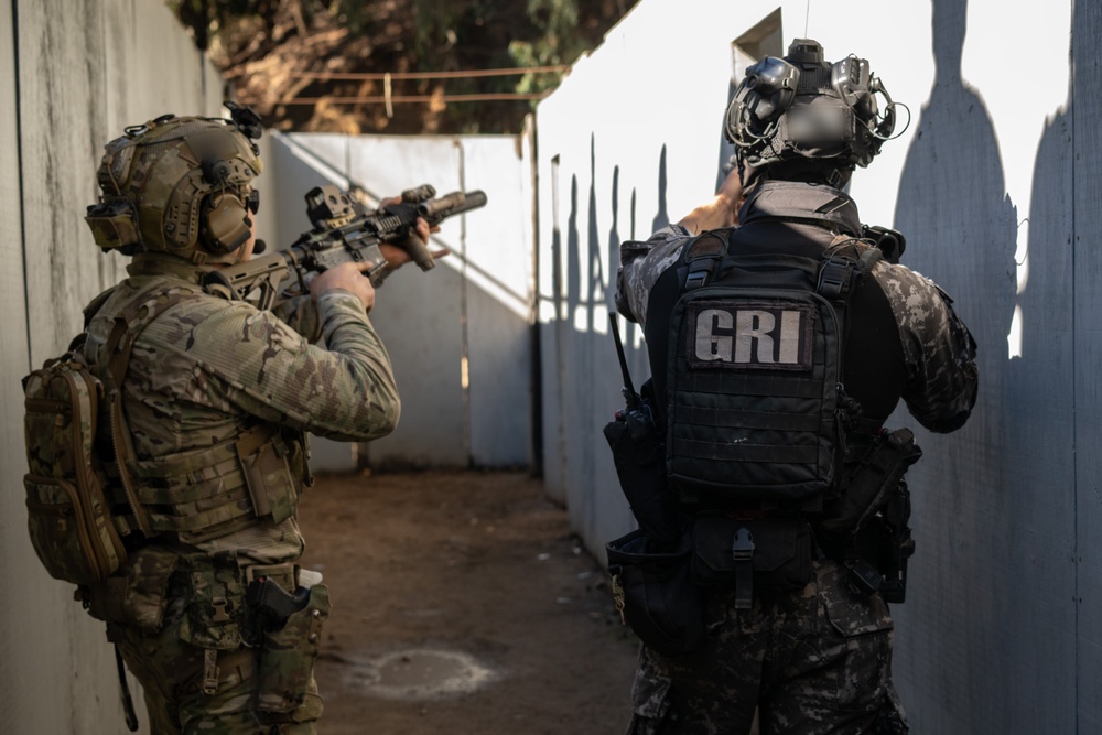 U.S. Navy SEALs, Chilean Navy SF, SOF Conduct Close Quarters Combat Training