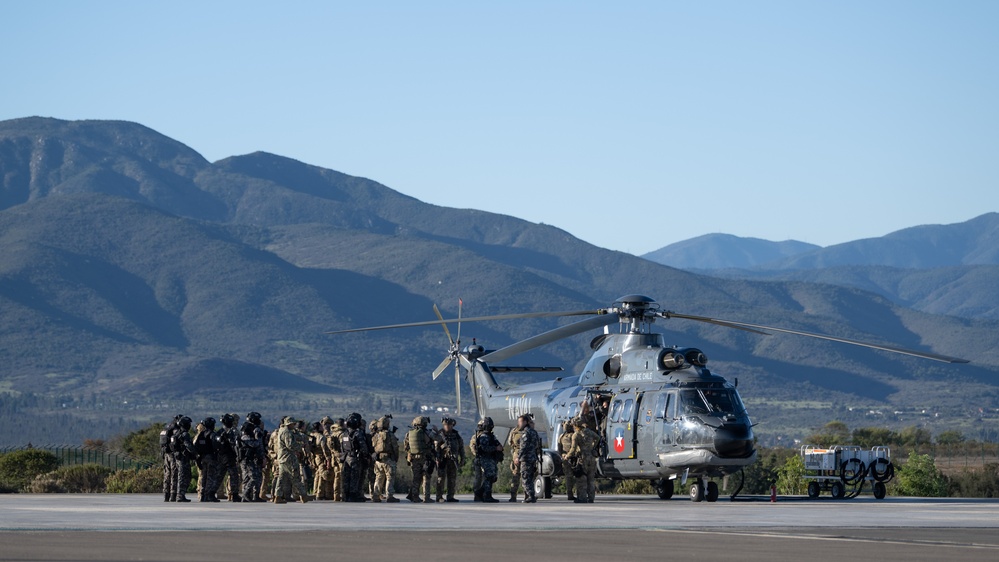 U.S. Navy SEALs, Chilean Navy SF, SOF Conduct HRST Training