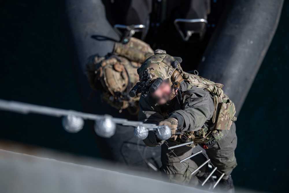 U.S. Navy SEALs, Chilean Navy SF, SOF Conduct VBSS Training