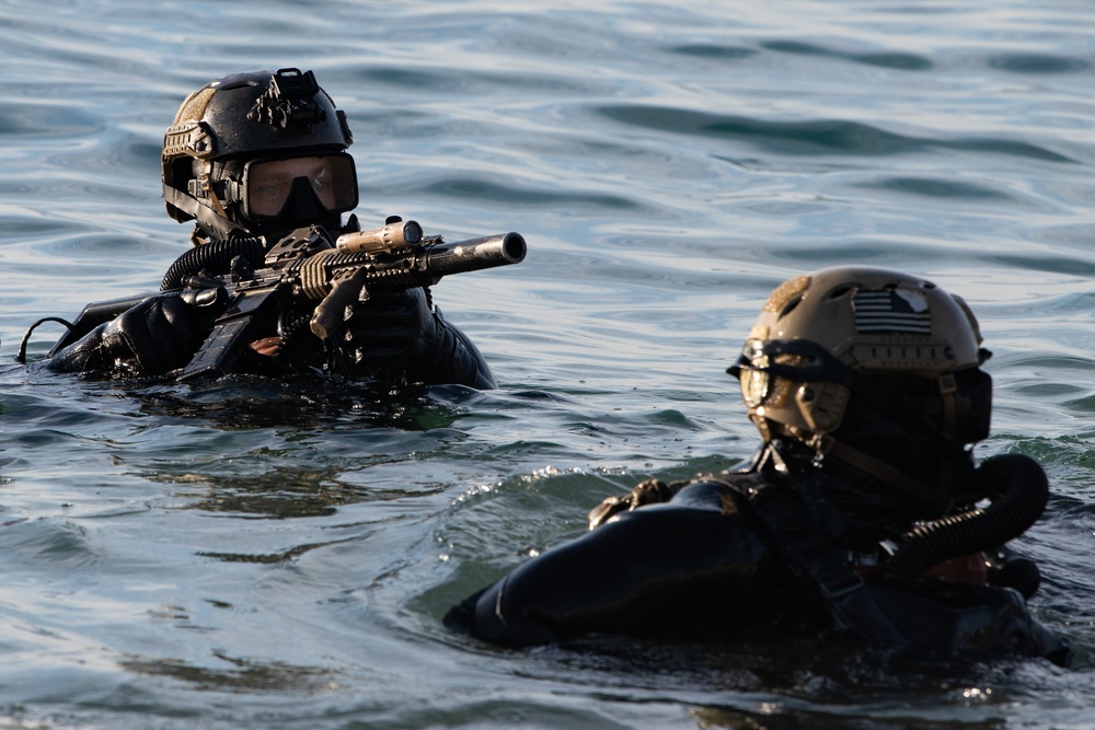 U.S. Navy SEALs Conduct OTB Training During SOUTHERN STAR ‘25